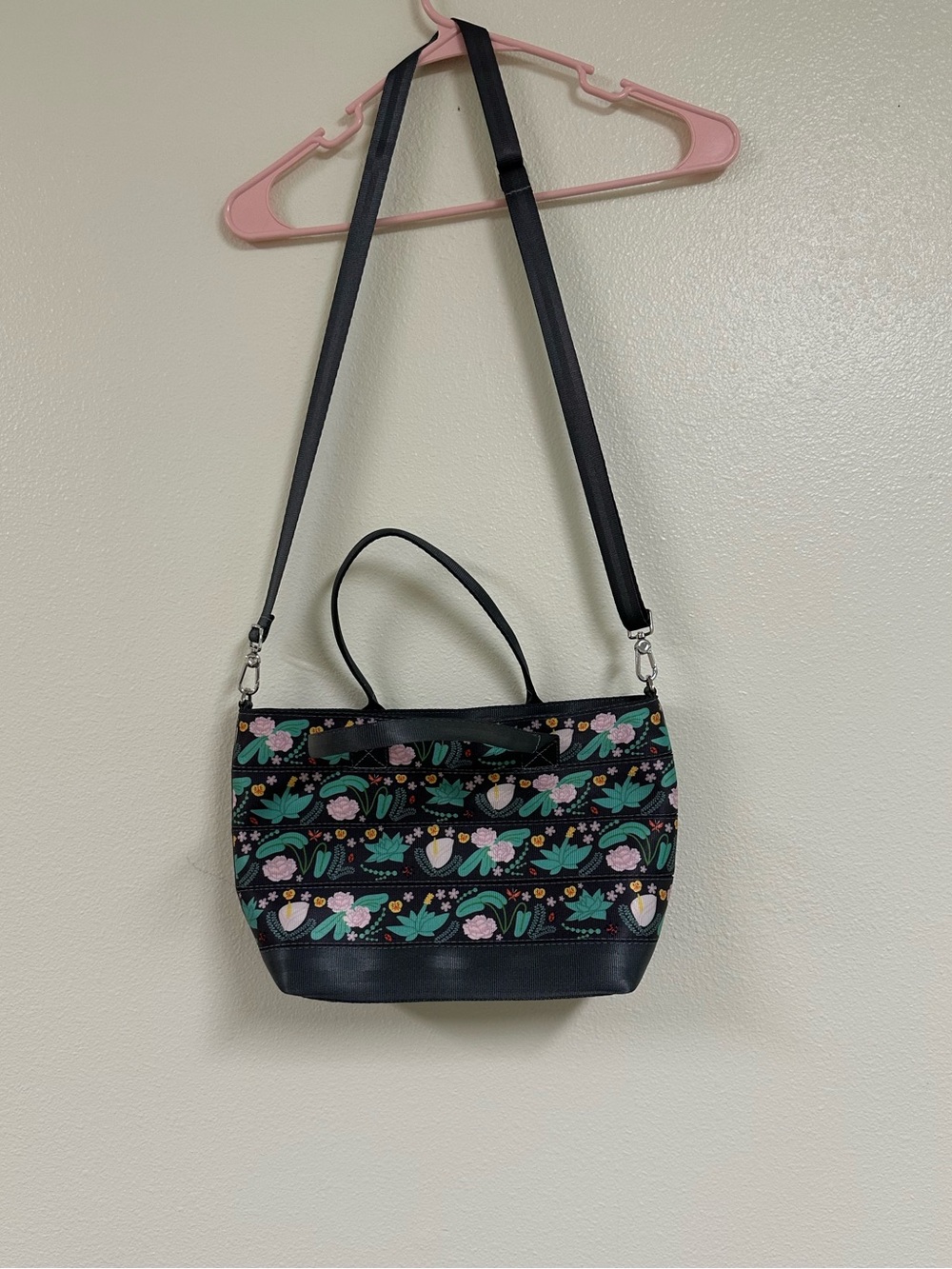 Harveys Streamline Secret Garden Seatbelt Tote